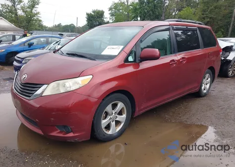 2012 Toyota Sienna Le V6 8 Passenger z USA, uszkodzony, nr VIN 5TDKK3DC3CS230755